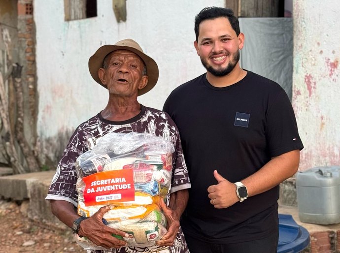 Secretaria da Juventude distribui cestas básicas para famílias carentes e chocolates para crianças em Lagoa da Canoa