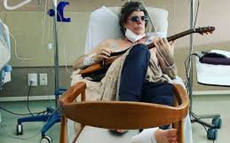 Branco Mello, dos Titãs, tem alta após nova cirurgia