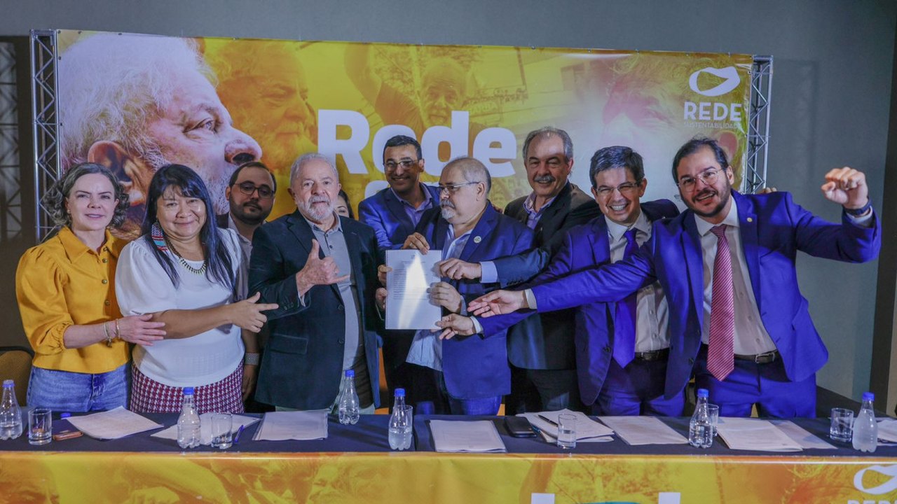 “Estamos juntando as pessoas que acham possível construir um outro país”, diz Lula ao receber o apoio da Rede