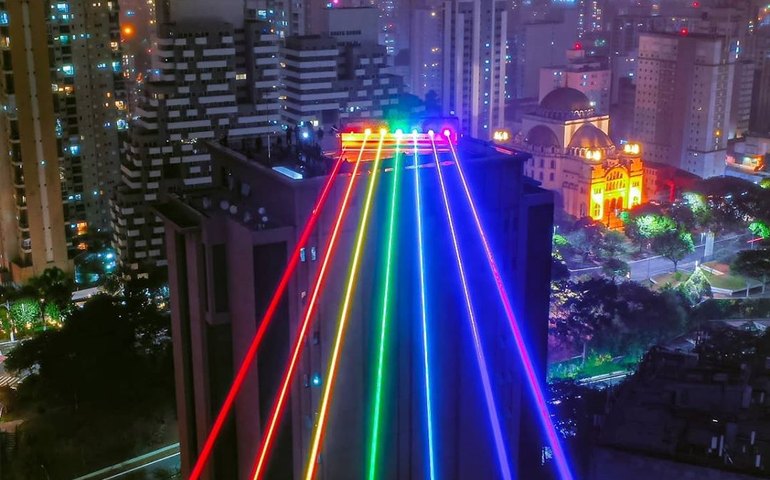 Arco-íris ilumina avenida paulista para celebrar parada LGBTQIA+