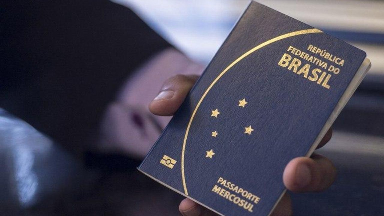 Passaporte brasileiro ganha mais força e ocupa 2º lugar na América Latina em 2026, diz ranking