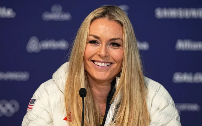 Lindsey Vonn disse à Associated Press que ainda não está emocionalmente preparada para decidir se voltará a competir.