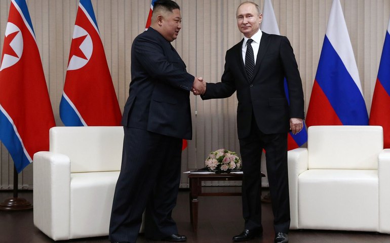 Vladimir Putin reúne-se com Kim Jong-un em Pequim