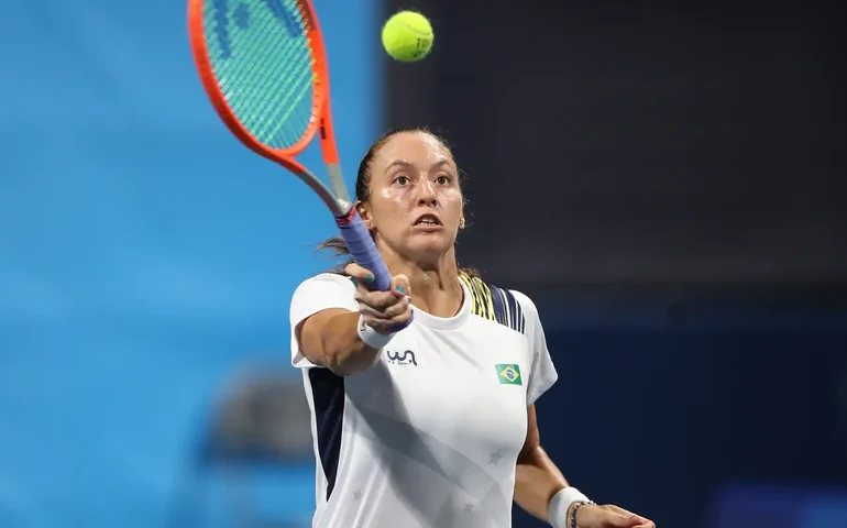 Luisa Stefani faz história e alcança semifinal inédita no WTA Finals