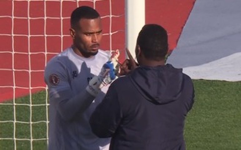 Goleiro do Sudão desmaia em campo, mas retorna e garante vitória histórica