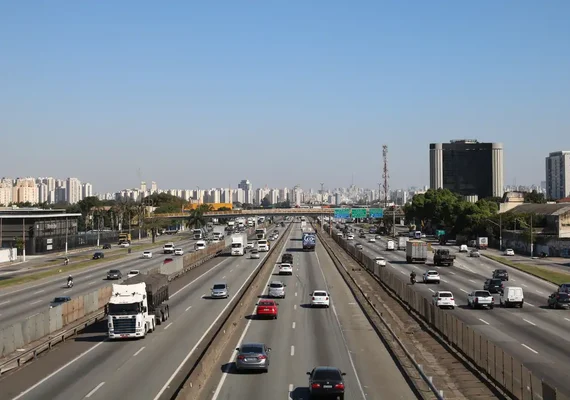 Acidente entre dois ônibus deixa 40 feridos na Rodovia Presidente Dutra, em SP