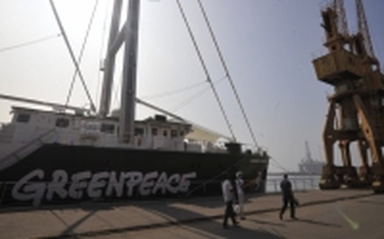 Ativista brasileira do Greenpeace é libertada pela Justiça russa
