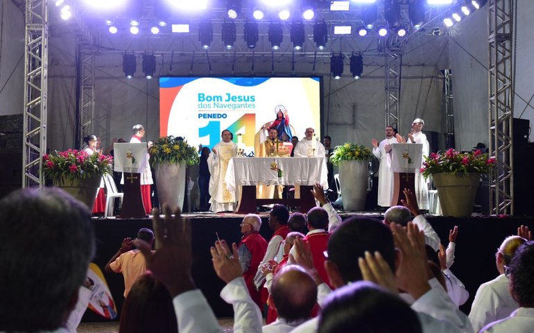 Fiéis reúnem-se na Praça da Fé para celebrar 140 anos de Bom Jesus dos Navegantes em Penedo