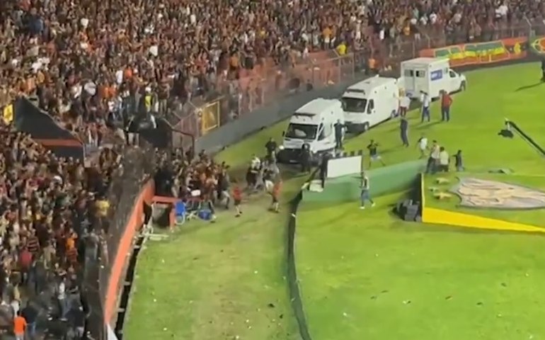 Invasão de torcida na Ilha do Retiro encerra Sport x Vasco por falta de segurança