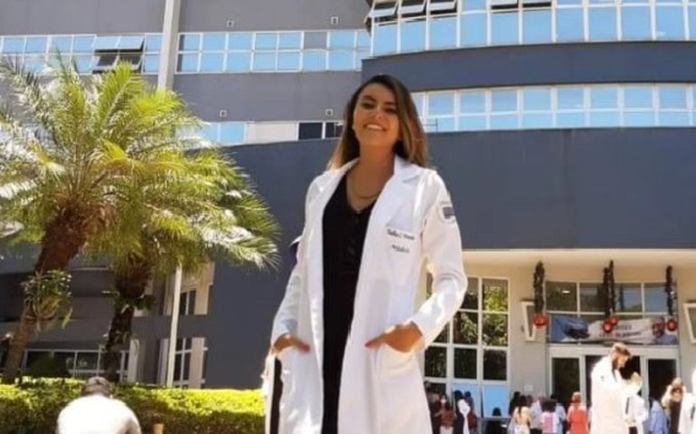 Namorado matou médica e pretendia fugir levando o corpo numa mala, diz polícia