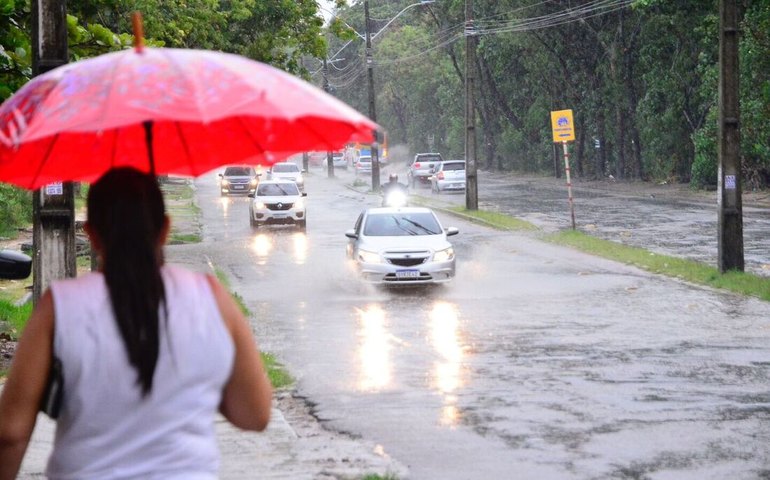 Chuva forte coloca Rio de Janeiro em estágio de atenção