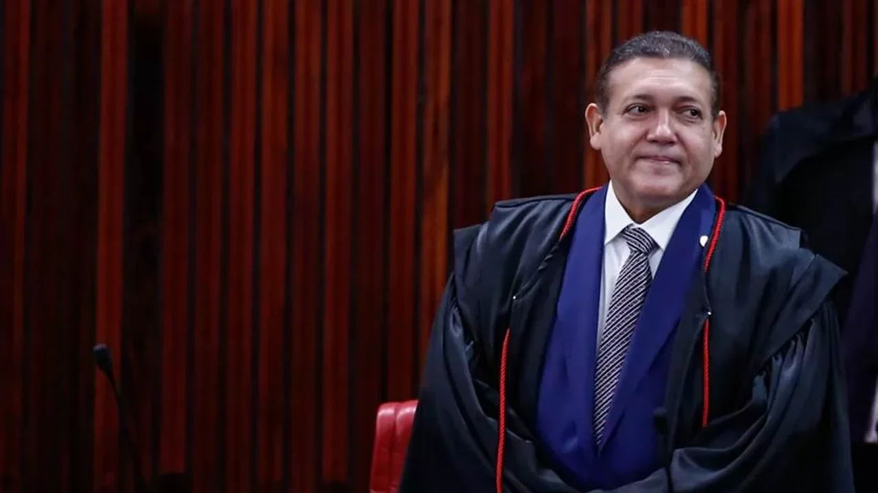 Pedido de vista suspende julgamento no TSE sobre pesquisa barrada por Nunes Marques