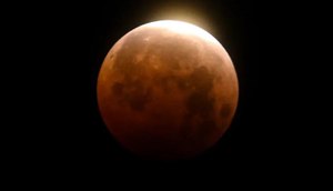 Eclipse lunar total sobre a praia de Santa Monica, na Califórnia, em foto de 2021. / Foto: Foto: Ringo H.W. Chiu/ASSOCIATED PRESS
