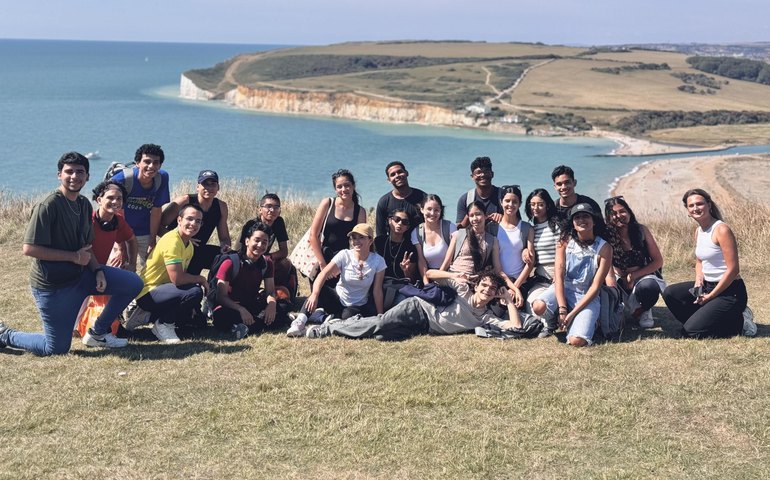 Daqui pro Mundo: Estudantes alagoanos desbravam a costa britânica nas falésias de Seven Sisters