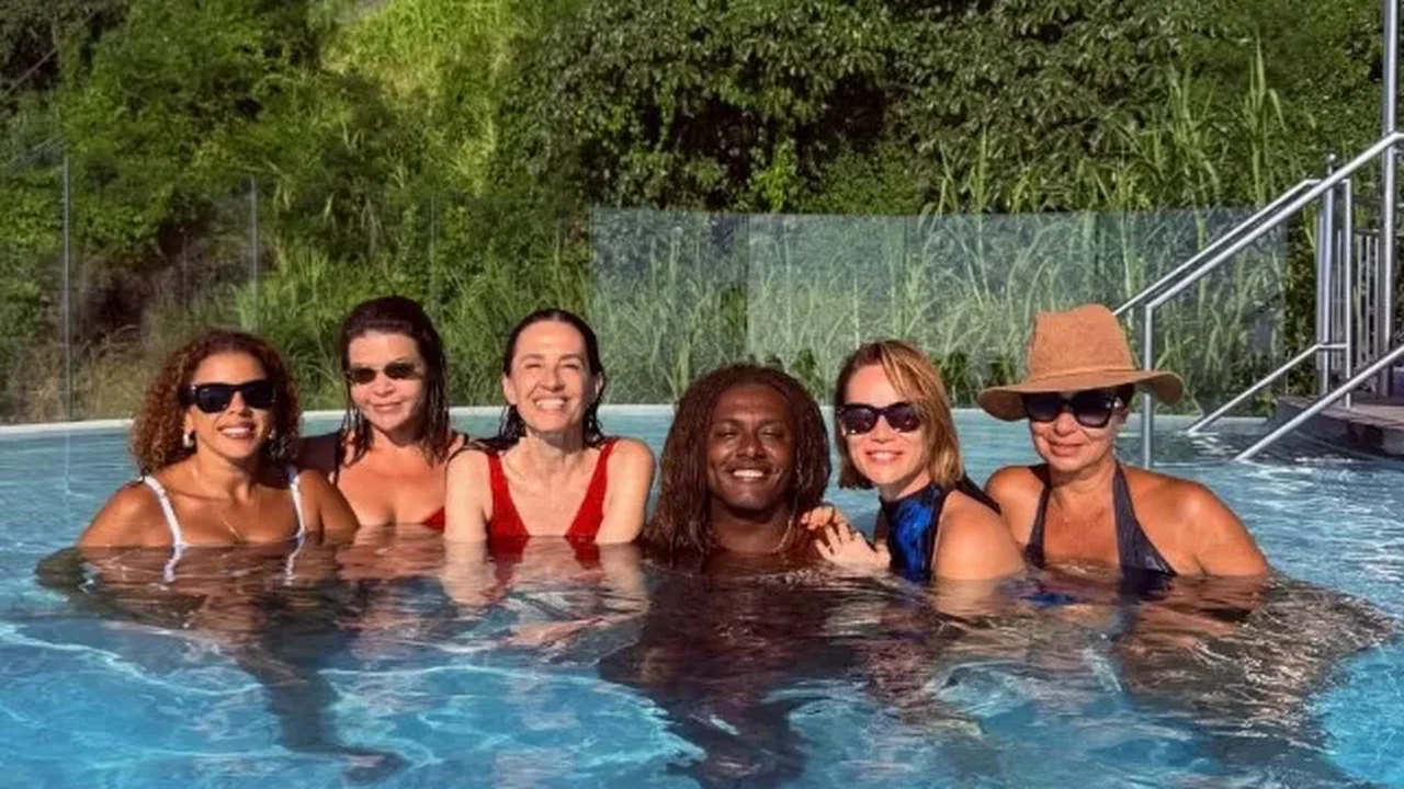 Flora Gil reúne Liniker, Mariana Ximenes e amigas em tarde de descanso na piscina