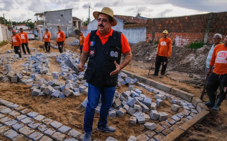 Prefeito Gilberto Gonçalves vistoria obras de drenagem e pavimentação na parte alta de Rio Largo