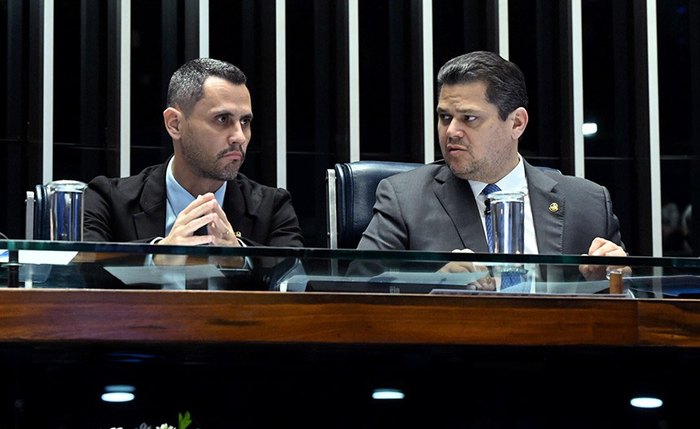 Autor da PEC que gerou a emenda, senador Cleitinho, ao lado do presidente do Congresso, Davi Alcolumbre