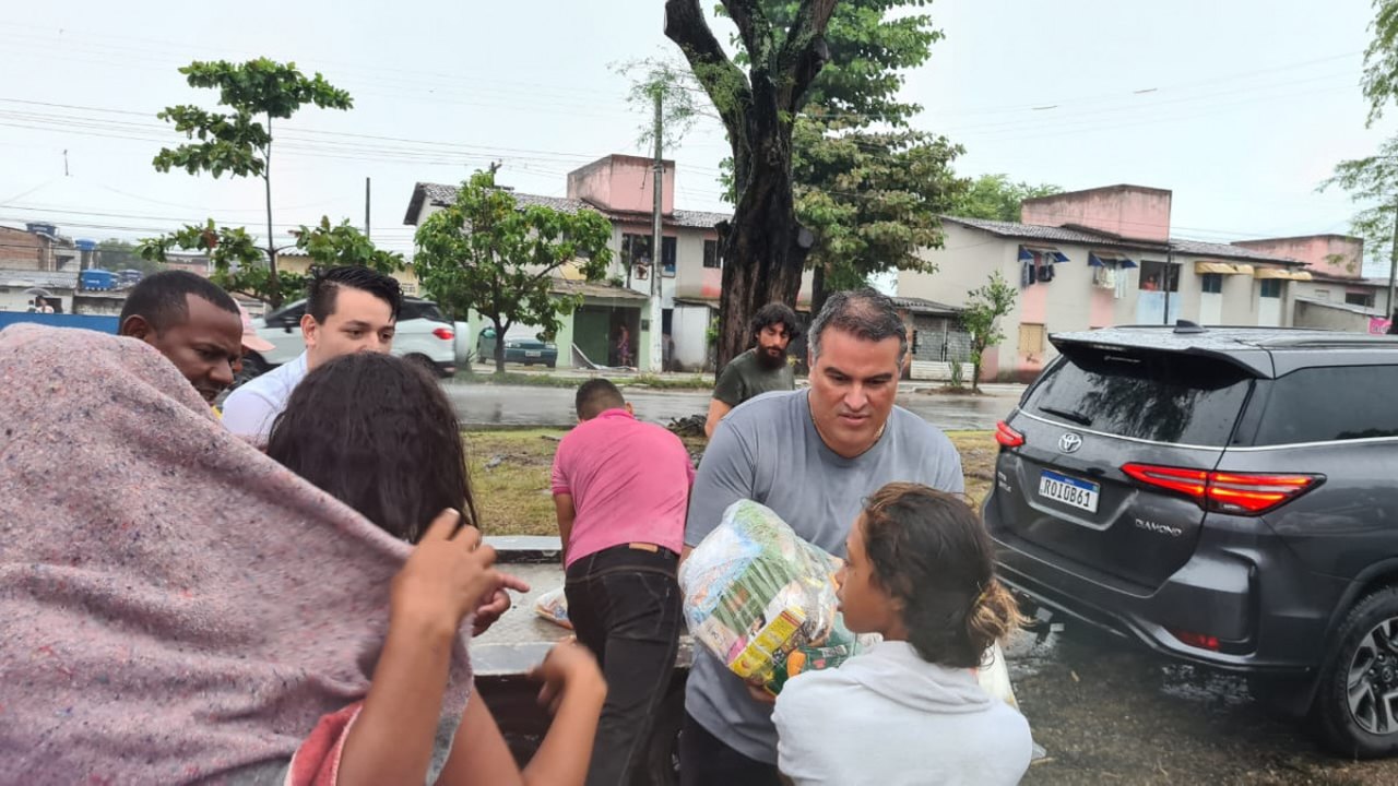 Vereador Samyr e Cesar Malta distribuem cestas básicas a população carente