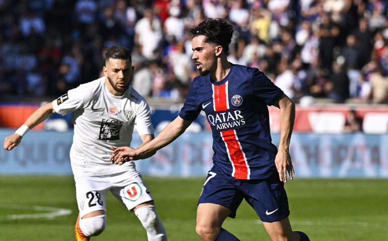 PSG conquista seu 13º título francês com seis rodadas de antecedência e busca 'tríplice coroa'