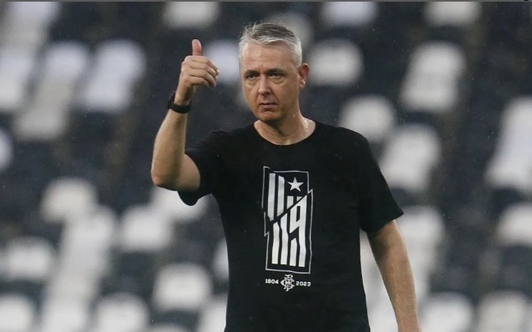 Tiago Nunes diz, em rede social, que nenhum jogador do Botafogo pediu para ficar fora do time