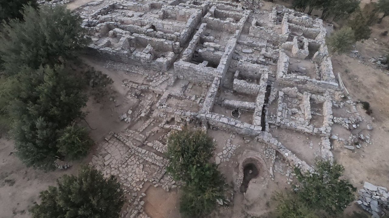 Arqueólogos encontram na ilha de Creta enterro ritual com restos de 450 ratos