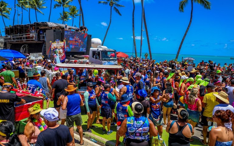89ª edição do Bloco Vulcão da PM atrai multidão para a orla de Maceió