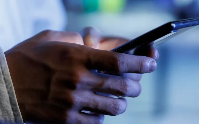 Golpes por voz clonada deixam bancos brasileiros em alerta: uma fraude a cada 2,3 segundos