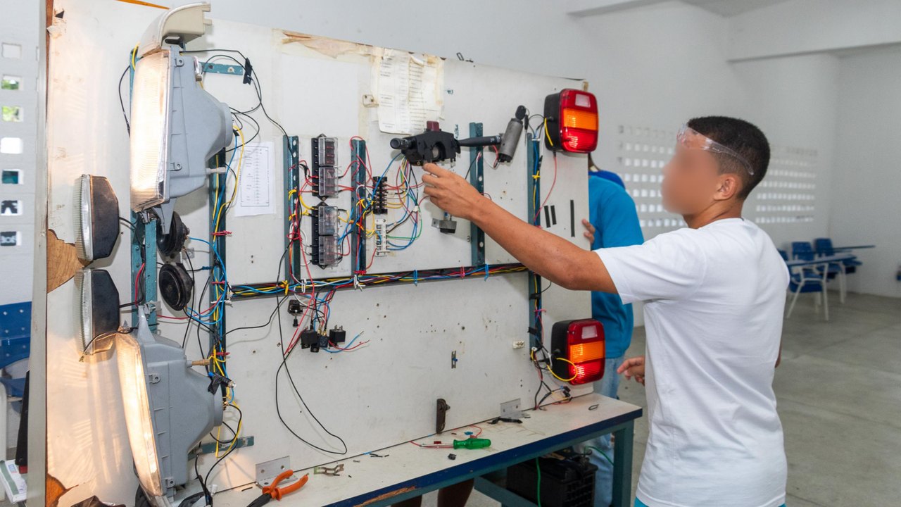 Adolescentes do sistema socioeducativo concluem curso de Mecânica Automotiva