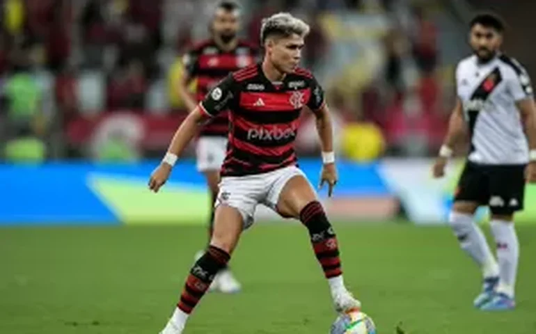 Flamengo revela fratura de cartilagem no joelho de Luiz Araújo: cirurgia e dois meses fora