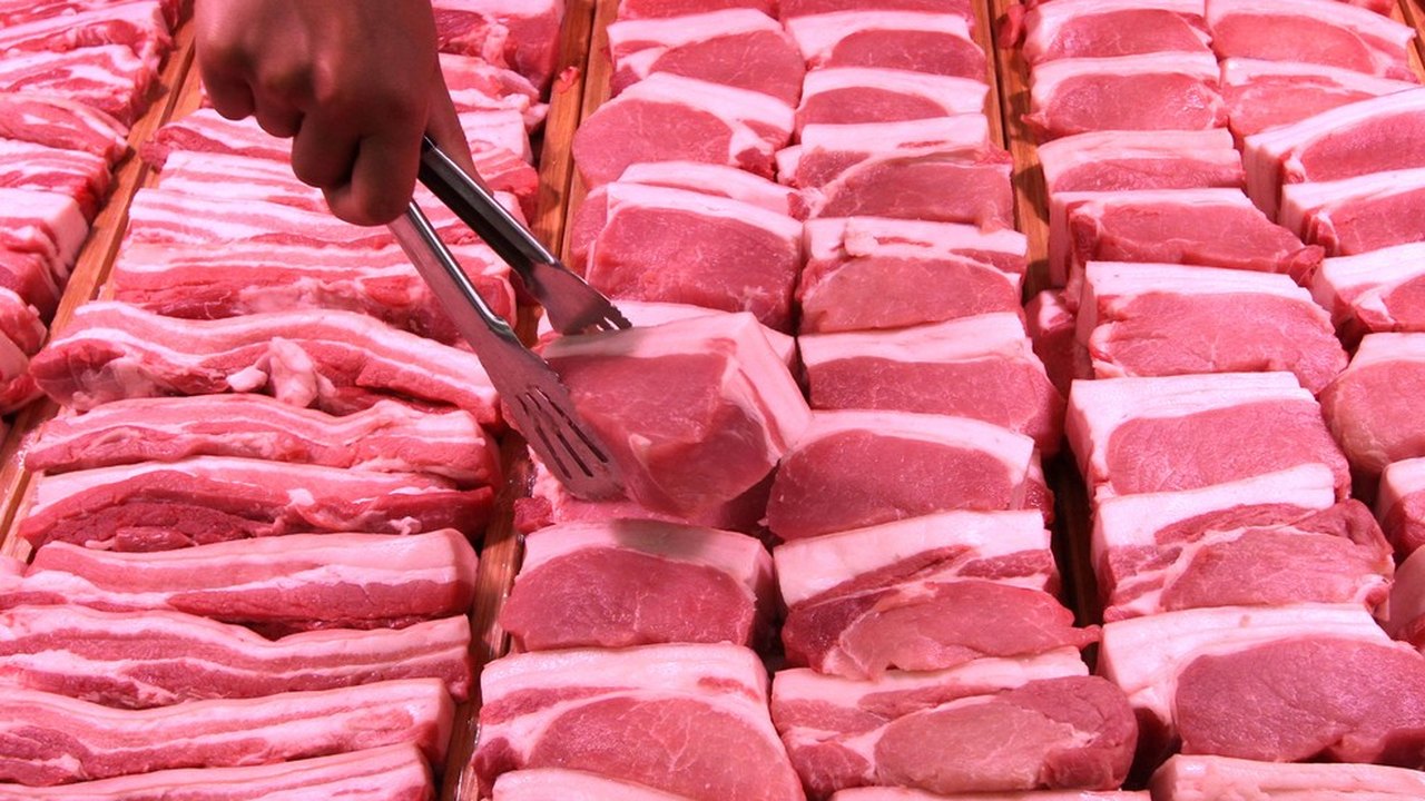 China suspende importação de carne suína do Brasil