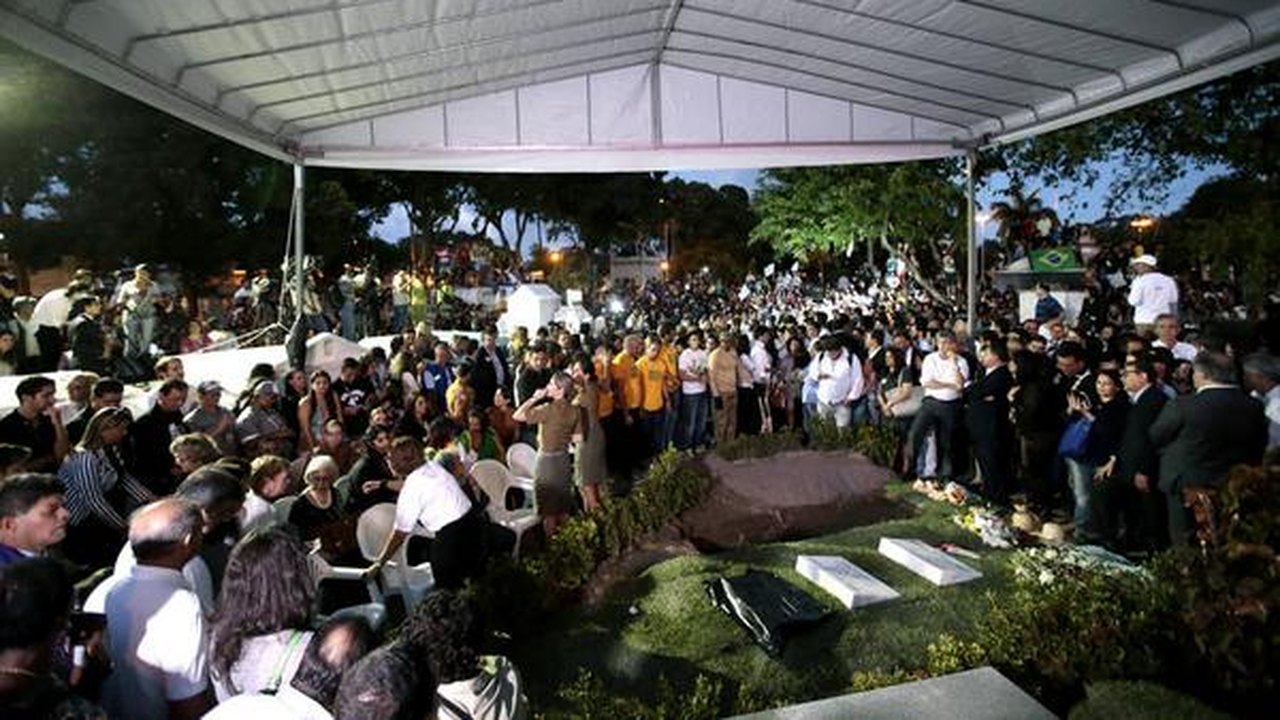 Corpo de Eduardo Campos é enterrado em Recife