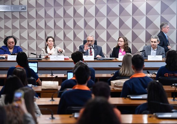 Ações na internet exigem reflexão e responsabilidade, avaliam debatedores