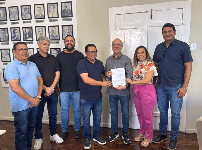 Prefeito Ronaldo Lopes assina ordens de serviço para pavimentação e drenagem de ruas na zona rural de Penedo