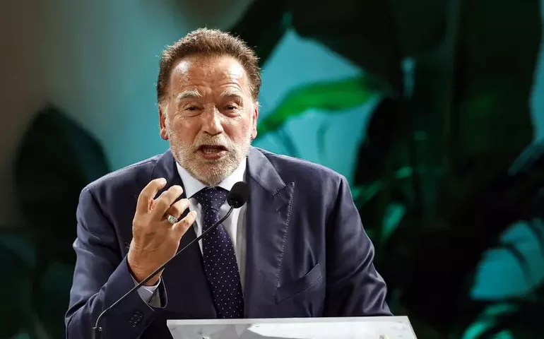 Schwarzenegger diz que Papa é um herói mesmo 'sem músculos'