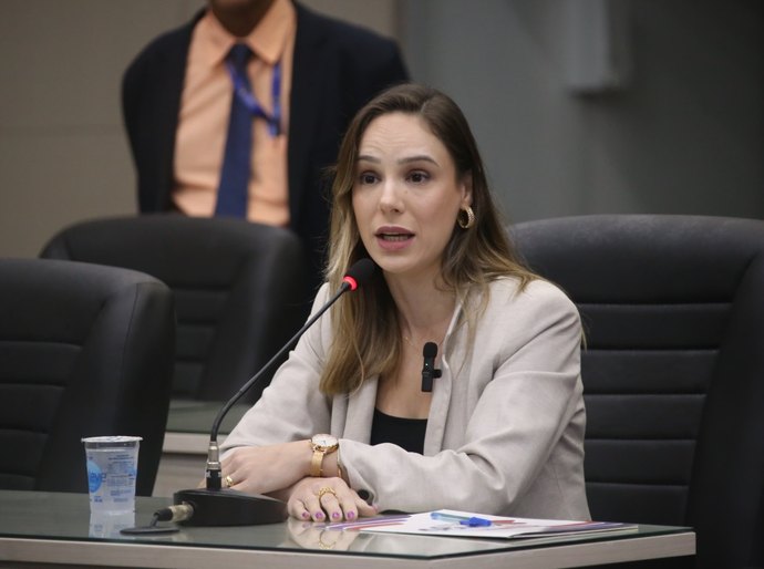 Vereadora Olívia Tenório se posiciona contra título aprovado pela Câmara à senadora Damares Alves
