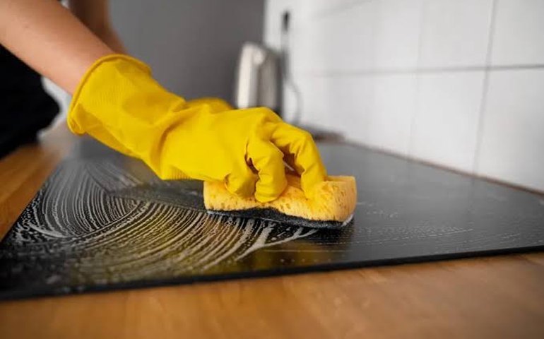 Você troca esponja da cozinha com qual frequência? Ela pode acumular mais bactérias que a privada; entenda