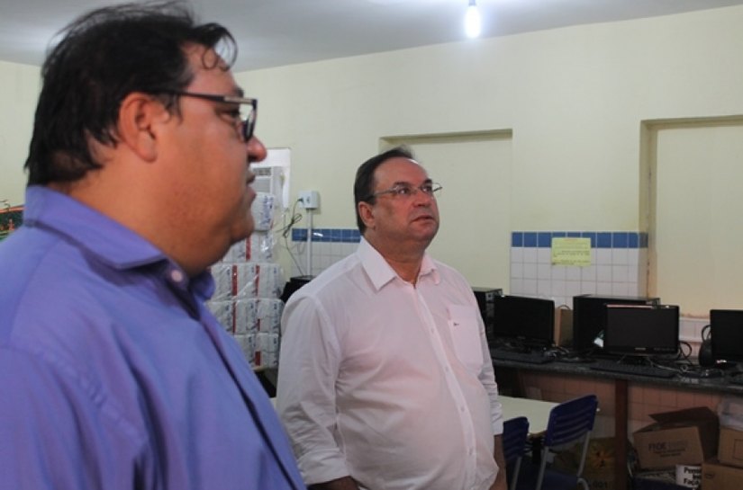 Luciano Barbosa garante reforma de escola estadual em Olho d'Água do Casado