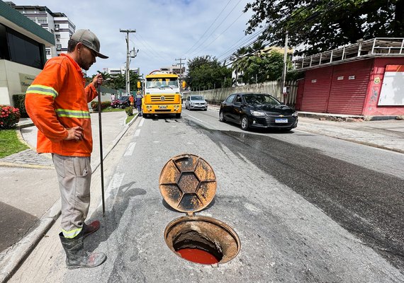 Operação Línguas Sujas flagra despejo irregular de esgoto em prédio na Jatiúca