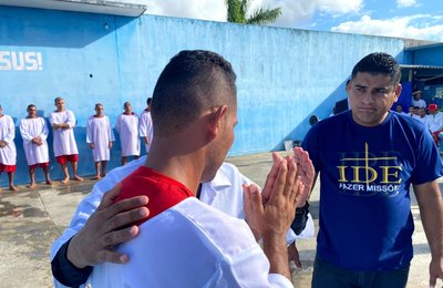 Reeducandos participam de batismo no presídio Cyridião Durval