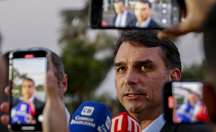 O senador Flávio Bolsonaro, fala com jornalistas em frente do condomínio onde seu pai, ex presidente Jair Bolsonaro cumpri prisão domiciliar