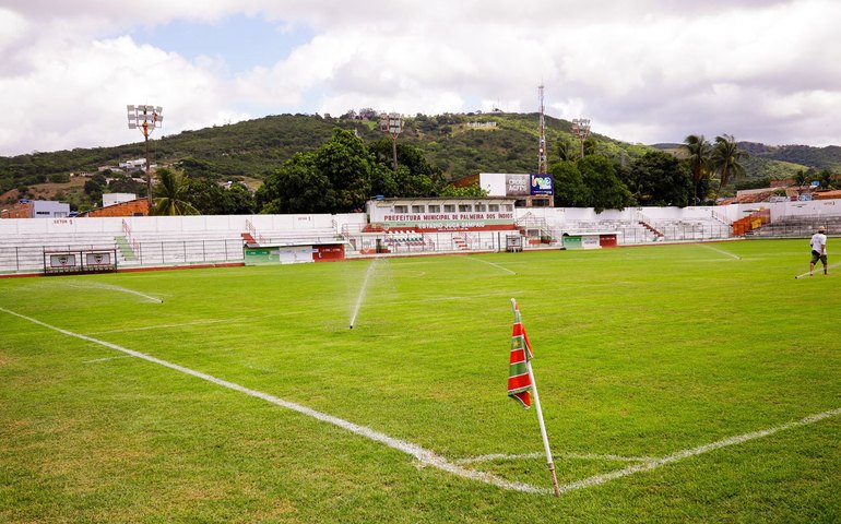 Prefeitura realiza manutenção no Juca Sampaio, para jogo do CSE contra Tombense (MG)
