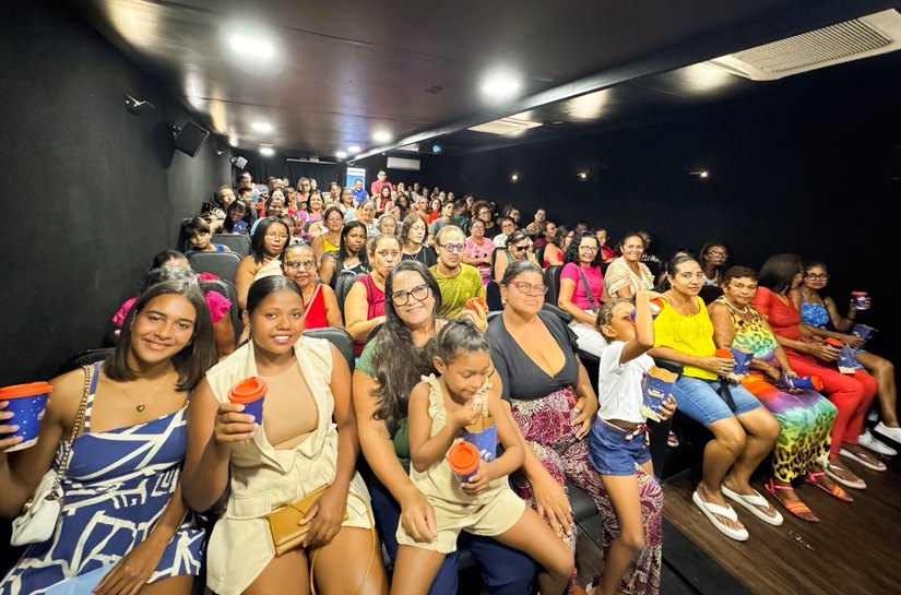 Famílias atendidas pela Secretaria de Assistência Social de Penedo lotam Cine Caixa CAP