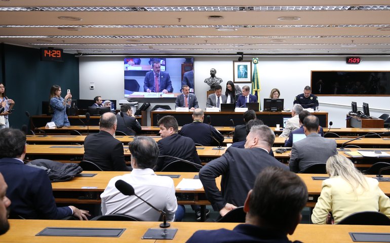 Base do governo e oposição divergem sobre PEC da Segurança Pública