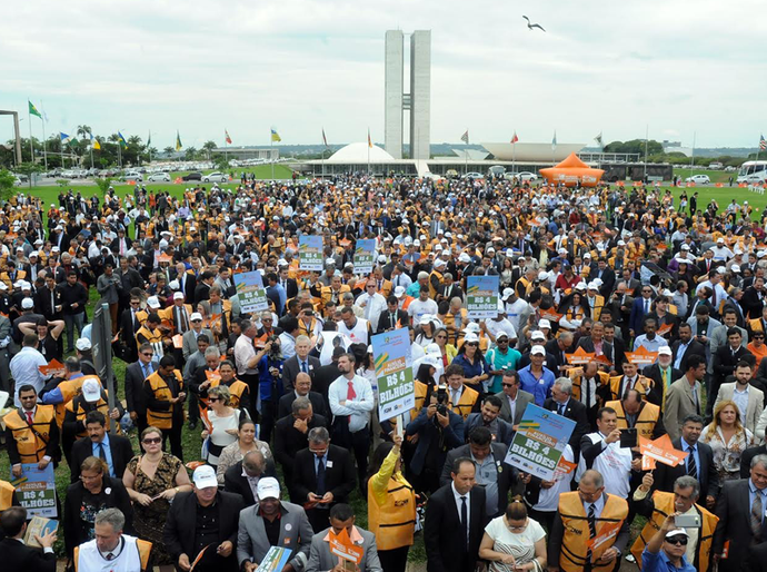 Em ponto alto da mobilização, prefeitos protestam nos gramados do Congresso