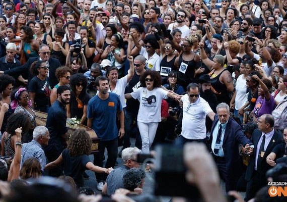 Corpo de vereadora é sepultado no Rio