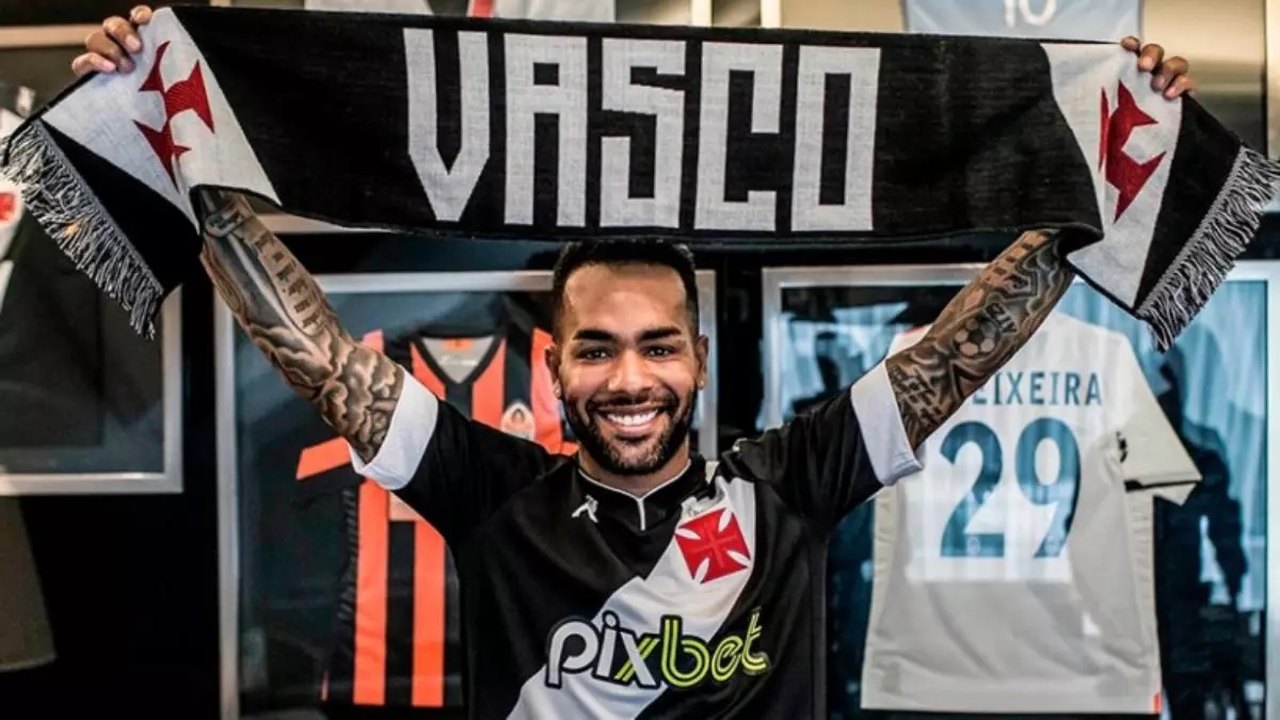 Presidente do Vasco confirma contratação do atacante Alex Teixeira