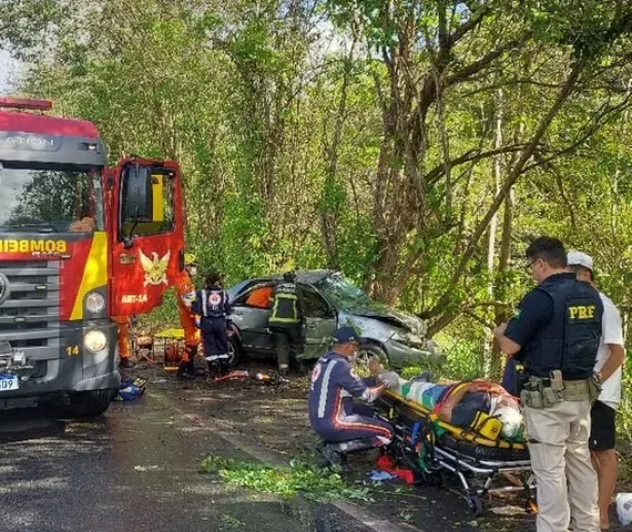 Colisão com árvore deixa quatro feridos e mobiliza helicóptero dos Bombeiros na BR-104