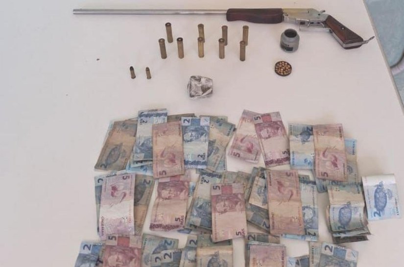 PM retira duas armas de fogo das ruas em ações no interior