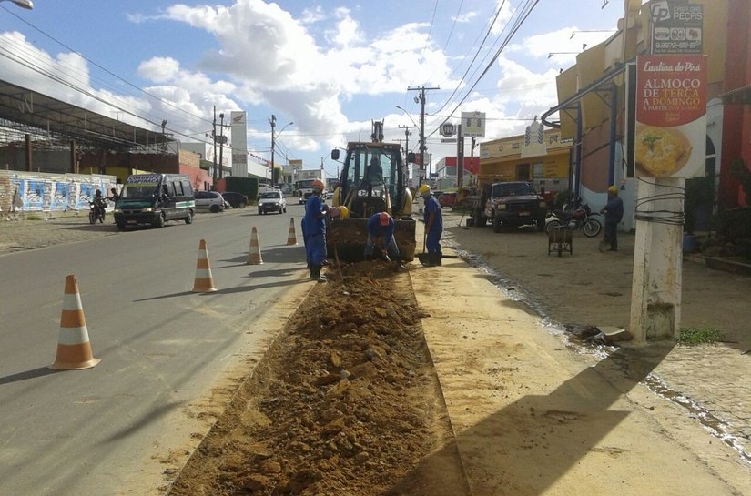 Prefeitura interrompe serviços de pavimentação devido às chuvas em Arapiraca