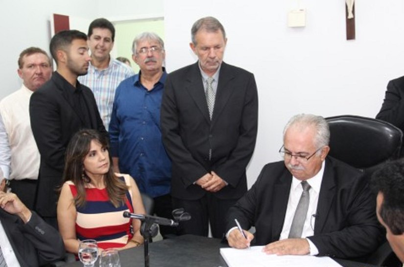 Decretos e Projetos de Leis assinados por Rogério Teófilo estão disponíveis